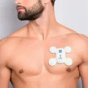 Dispositif Holter ECG portable appliqué sur le thorax d’un patient pour monitoring cardiaque continu.